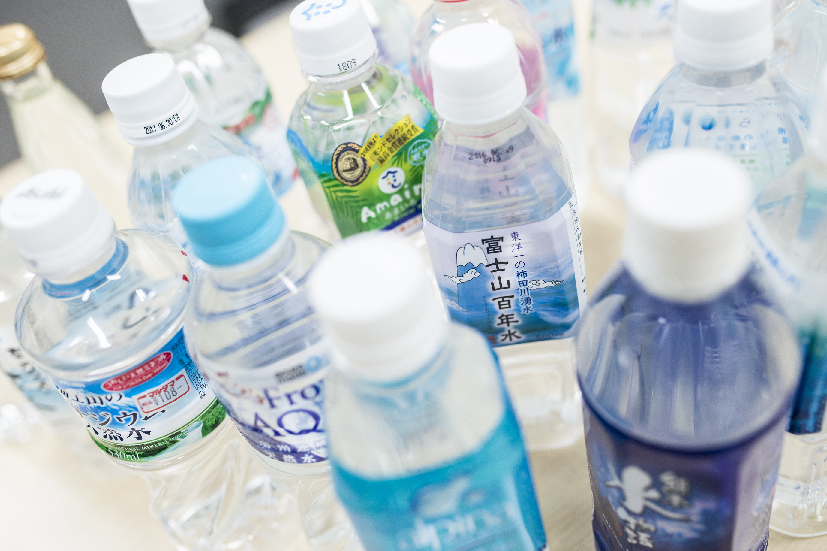 各地で集めた水のボトル