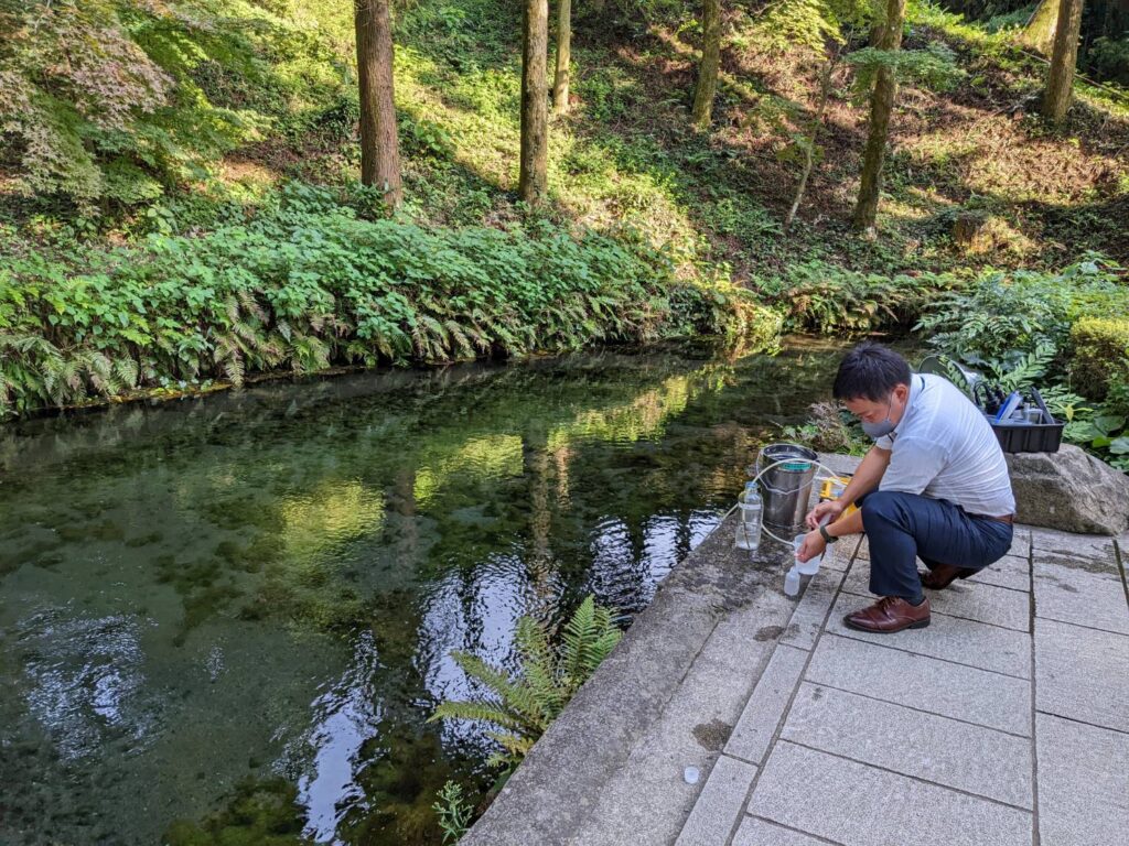 利部が採水している姿