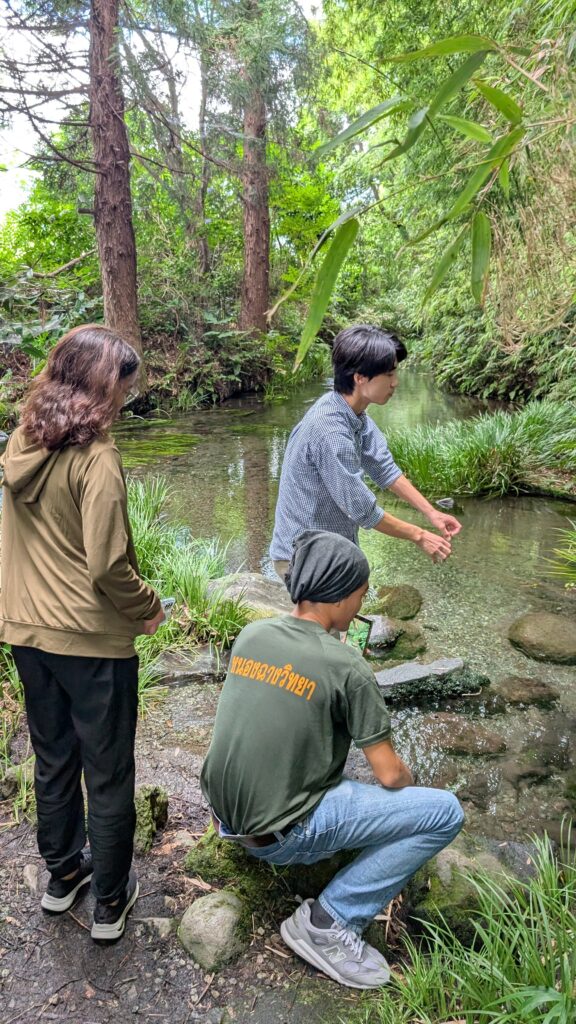 留学生を連れて湧水調査